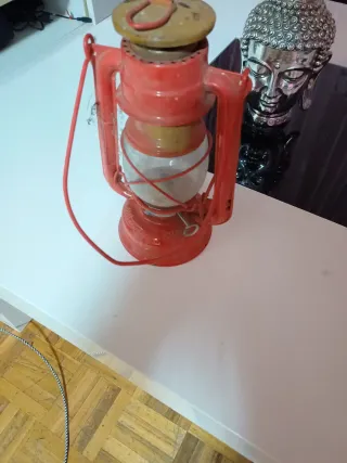 Lámpara de camping antigua roja