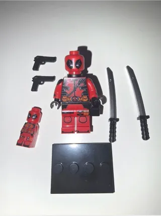 Minifigura tipo lego Deadpool con miniatura y arma