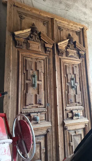 Portón doble madera maciza antiguo