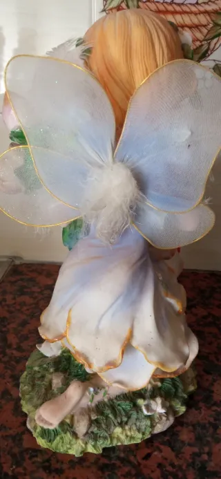 Figura Hada con Pájaro y Flores