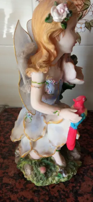 Figura Hada con Pájaro y Flores