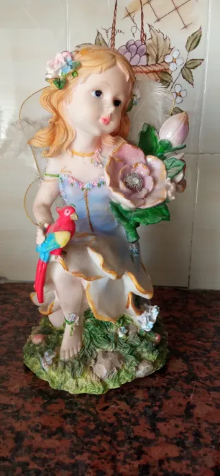 Figura Hada con Pájaro y Flores