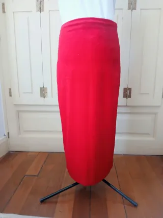 Chaqueta americana y falda de terciopelo rojo