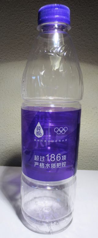 Bottiglia vuota di acqua minerale cinese in confezione Coca-Cola