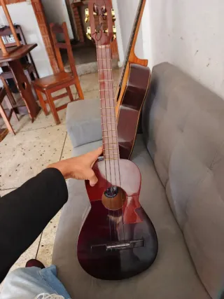 Cuatro Venezolano con funda