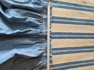 Falda azul con bordado