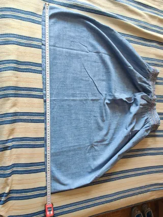 Falda azul con bordado