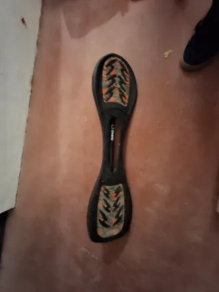 Monopatín lineal con ruedas naranjas