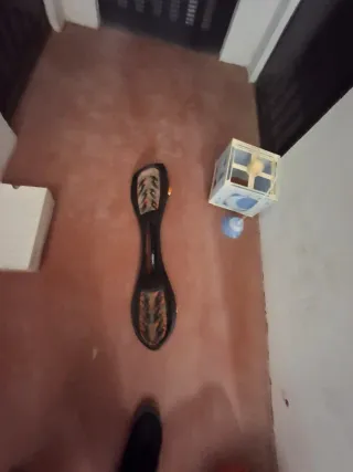 Monopatín lineal con ruedas naranjas