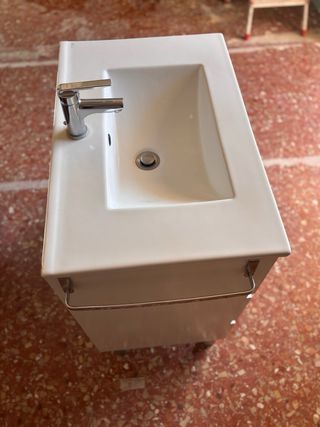 Mueble de baño con lavabo Grifo y toallero