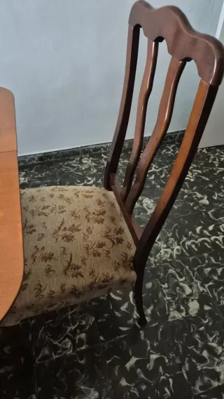 Mesa extensible y 6 sillas de madera