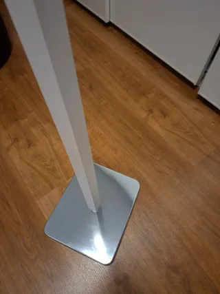 Perchero de pie moderno blanco y plateado