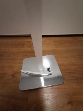 Perchero de pie moderno blanco y plateado