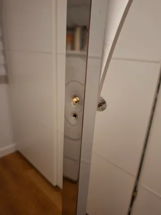 Perchero de pie moderno blanco y plateado