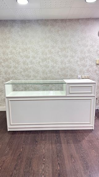 Mueble de recepción blanco y cristal