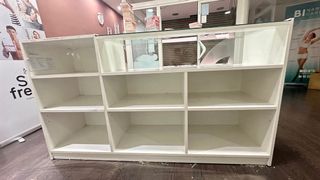 Mueble de recepción blanco y cristal