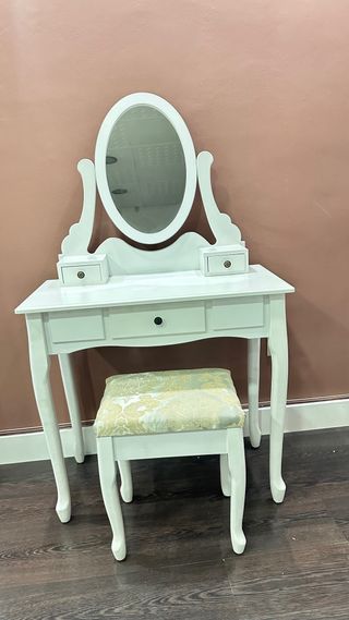 Tocador blanco con espejo y taburete