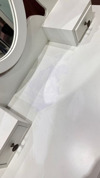 Tocador blanco con espejo y taburete