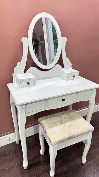 Tocador blanco con espejo y taburete