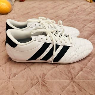 Zapatillas Adidas Blancas y Negras