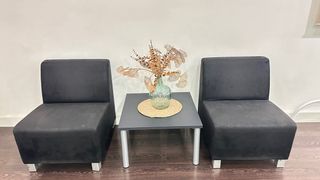 Mesa auxiliar gris con detalles dorados