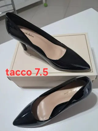 Scarpe eleganti nere lucide tacco