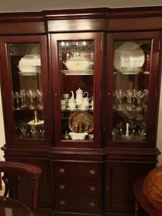 Muebles de comedor de madera oscura