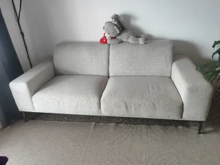 Sofá de tela gris claro, muy buen estado.