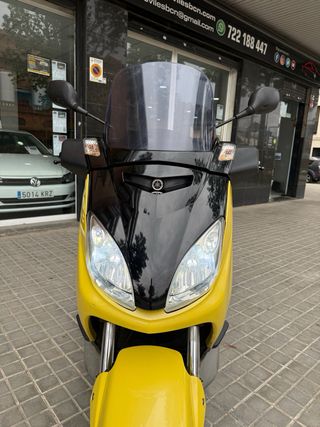 Yamaha Xmax 250cc Scooter Amarillo/Plata