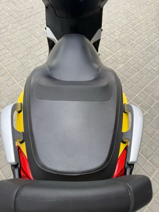Yamaha Xmax 250cc Scooter Amarillo/Plata