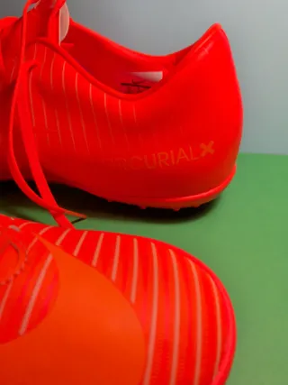 Botas fútbol Nike 44 naranja casi nuevas