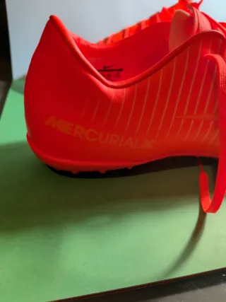 Botas fútbol Nike 44 naranja casi nuevas