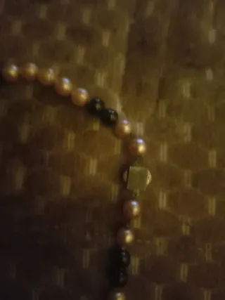 Par de collares perlas blancas y negras