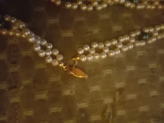 Par de collares perlas blancas y negras