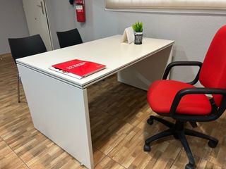 Conjunto de oficina: escritorio y sillas