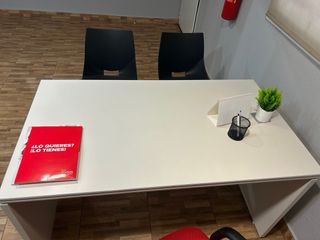 Conjunto de oficina: escritorio y sillas