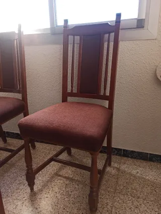 Silla de madera tapizada