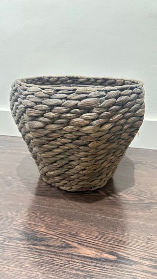 Maceta de mimbre tejida