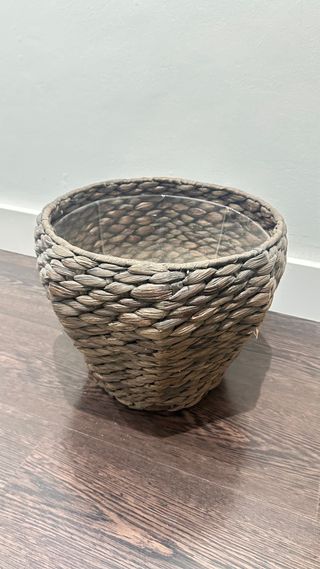 Maceta de mimbre tejida