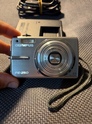 Olympus FE-250 Cámara Digital Plata