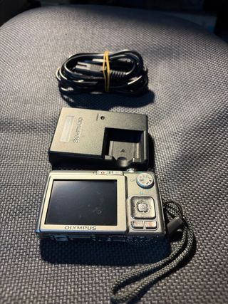 Olympus FE-250 Cámara Digital Plata