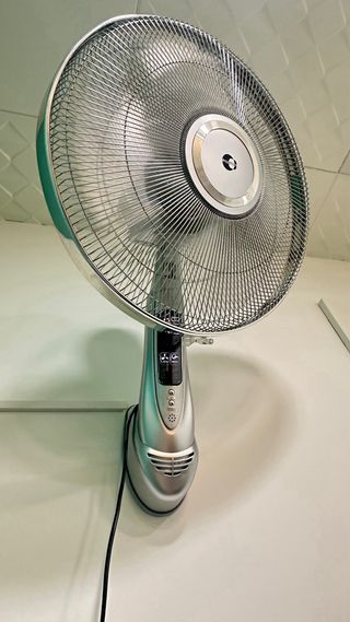 Ventilador de pared plateado