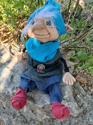 Duende decorativo hecho a mano mide 29cm de alto,