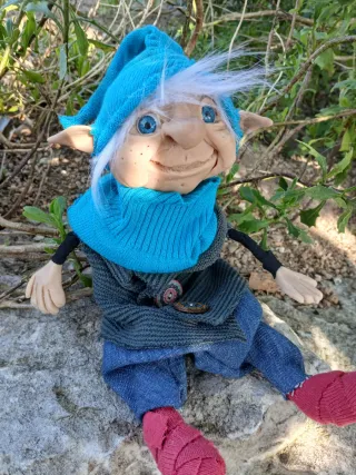 Duende decorativo hecho a mano mide 29cm de alto,