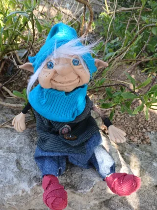 Duende decorativo hecho a mano mide 29cm de alto,