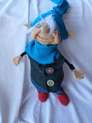Duende decorativo hecho a mano mide 29cm de alto,