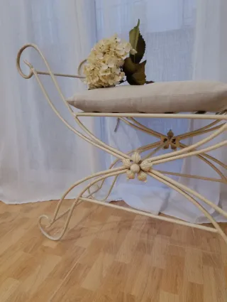 Banqueta de forja beige con cojín