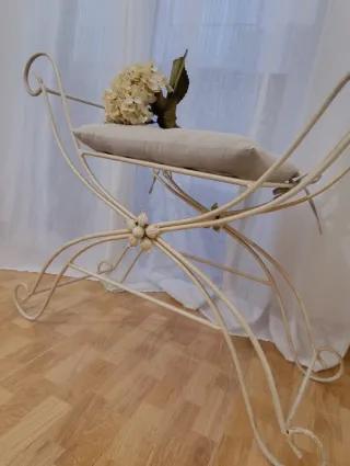 Banqueta de forja beige con cojín