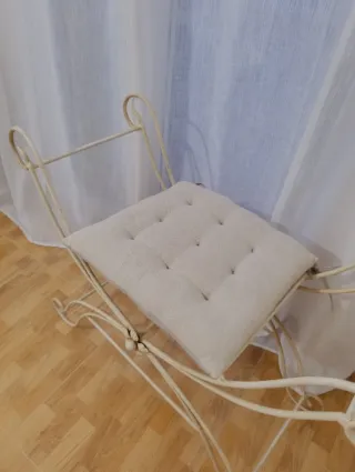 Banqueta de forja beige con cojín