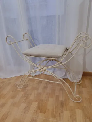 Banqueta de forja beige con cojín
